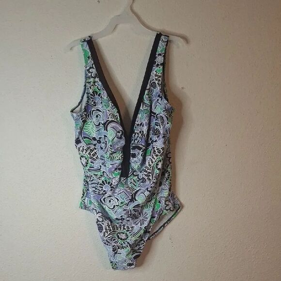 Suit Yourself Other - Floral V-Neck Swimsuit size 22W